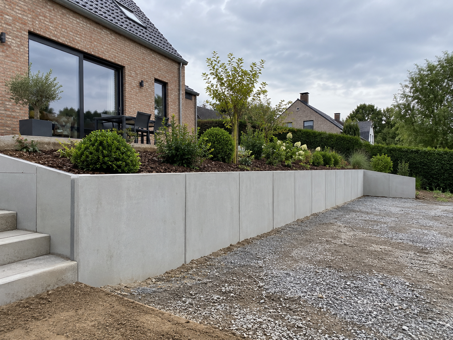 Éléments en L en béton intégrés dans un jardin aménagé