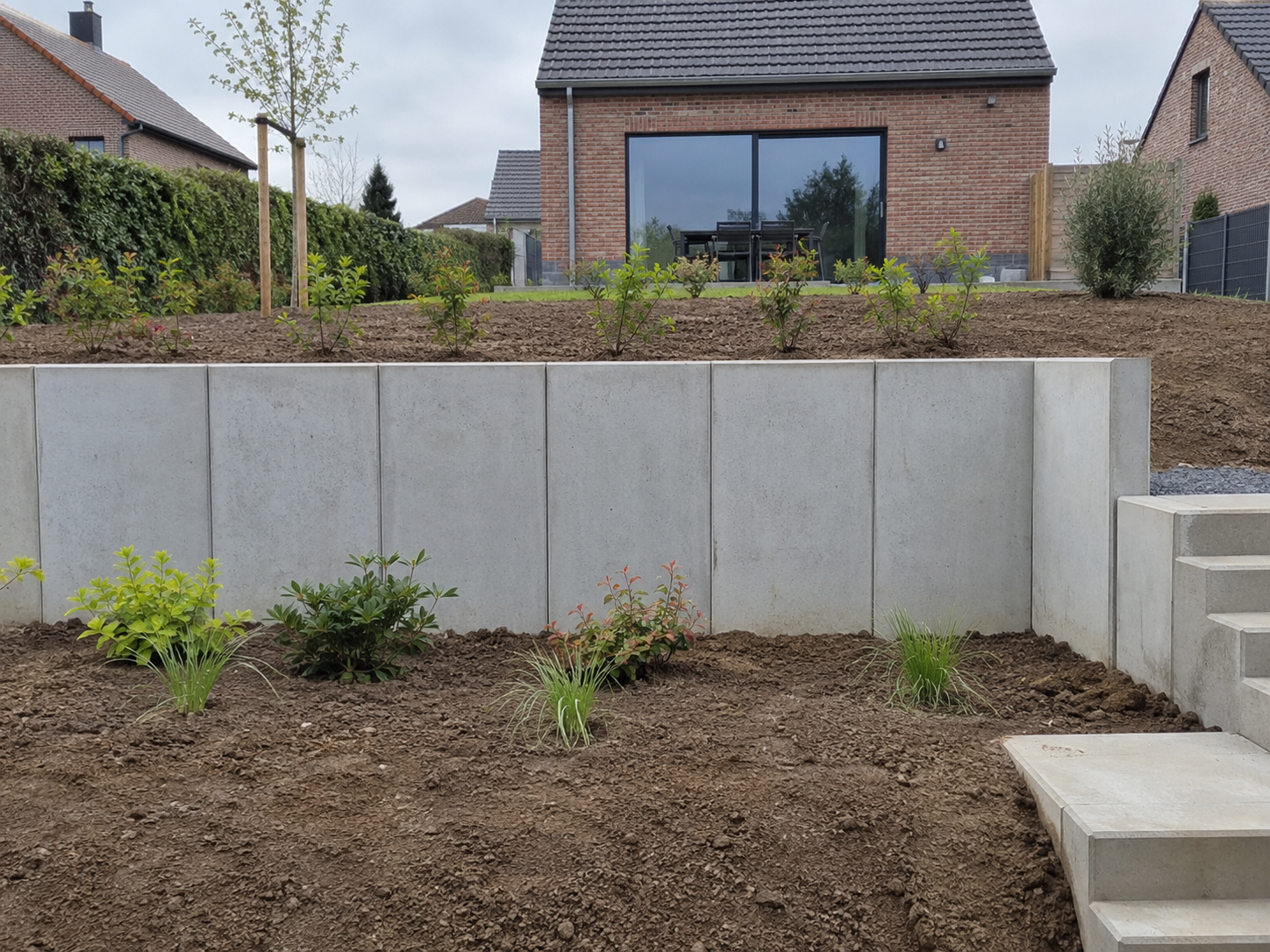 Aménagement d'un terrain en pente avec des éléments en L en béton